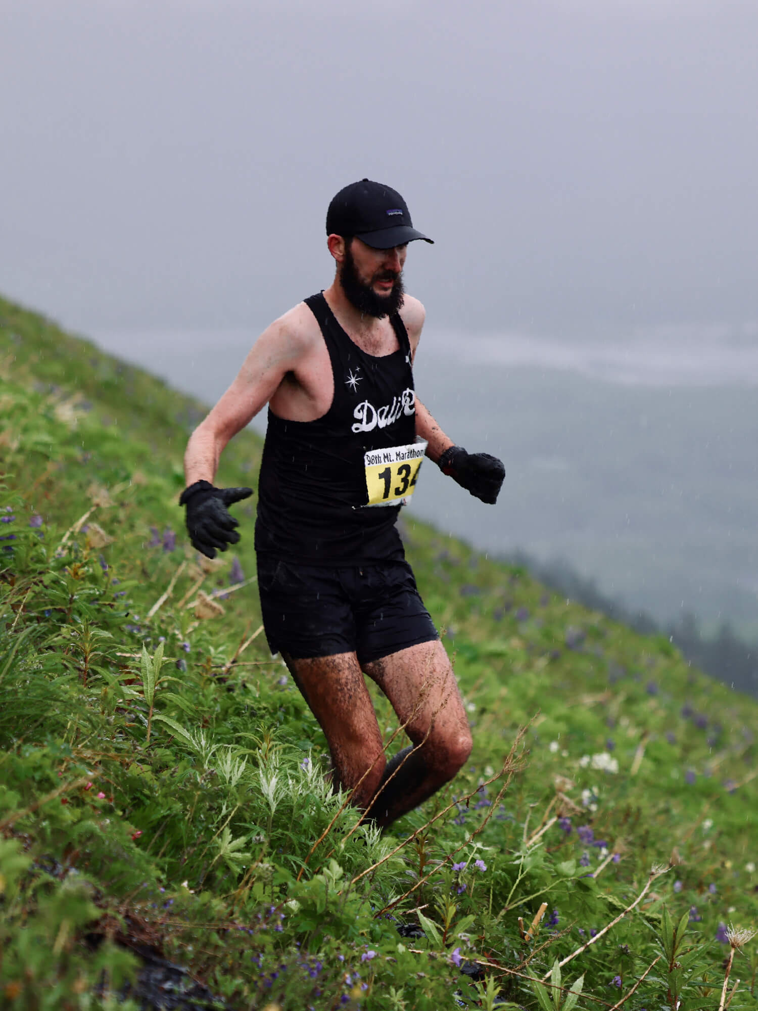Dan descending a misty ridge in a DALI RC singlet during the mount marathon trail race